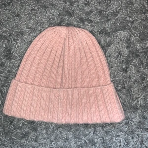 Mössa - Pastell/mild rosa mössa från H&M. Ren och i bra skick. Inköpt för 99kr (tror jag) säljer för 30!