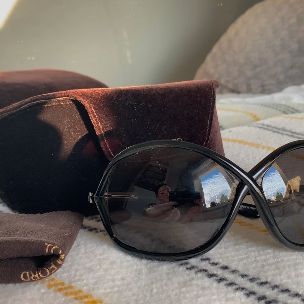 sänkt pris! dessa är verkligen för de som älskar ”y2k/bougie” looken! det är 2010s Tom Fords i en OTROLIG kvalitét dessa klär verkligen upp en outfit och jag är verkligen obsessed ! fodral och putsduken medföljer (pris är diskuterbart). Accessoarer.