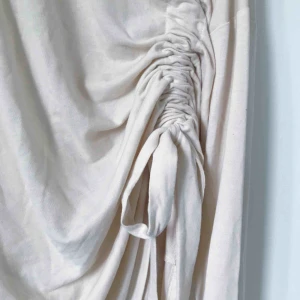  - Superskön tröja i over sized-modell! Går att justera längden på tröjan med snörningen framtill 