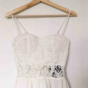  - Superfin klänning från missguided som var tänkt till studenten men blev aldrig av. Prislapp sitter kvar och axelbanden går att ta av! 