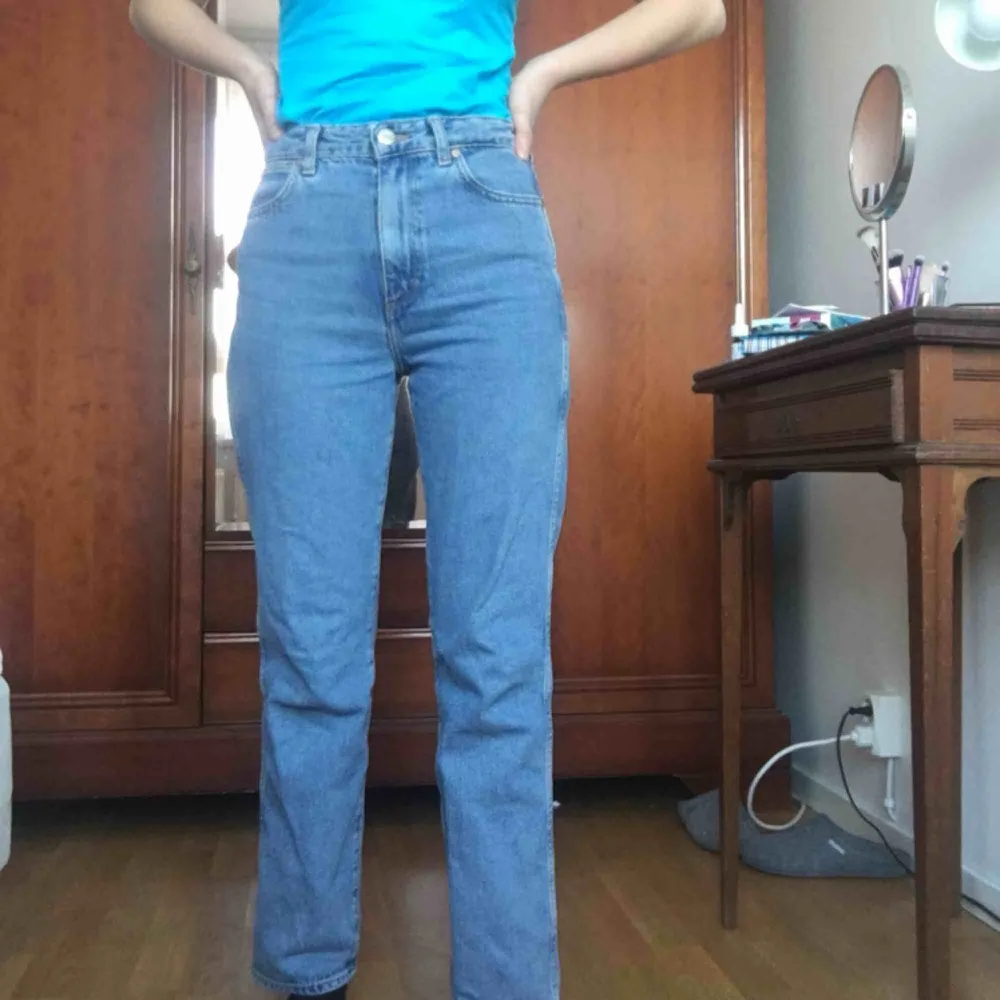 Världens bästa mom jeans från Wrangler! Endast använda ett fåtal gånger pga lite för stora på mig. Toppenkvalité, köpta för 1000kr. På mig som är 157cm blir de hellånga, annars är de lite croppade. . Jeans & Byxor.
