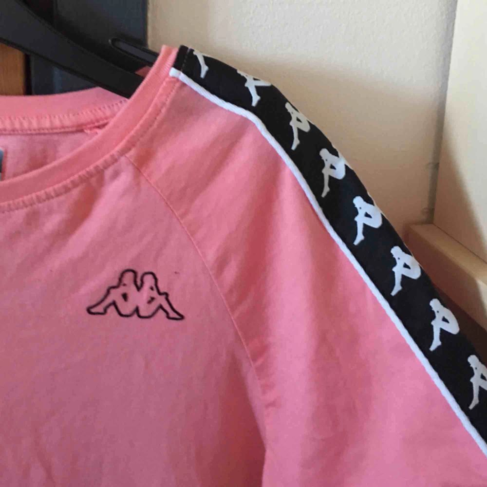 💞 Säljer en jättefin rosa kappa t-shirt i storlek M, använd fåtal gånger och är i bra skick. Köparen står för frakt :). T-shirts.