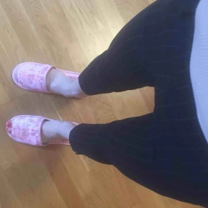  - Mörkblå byxor från h&m, tighta och lite raka nedtill, med stretch och dragkedja på sidan. Supersköna. Mellanhöga i midjan.🌸