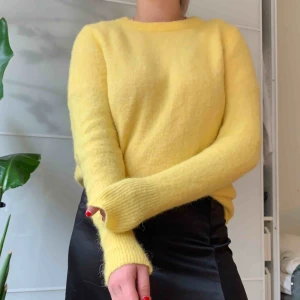  - Gul stickad tröja. Superskönt material. Möts upp i Stockholm, annars står köparen för frakt