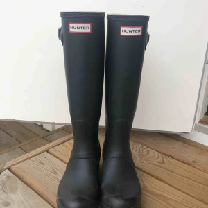  - Stövlar från det populära märket Hunter. 