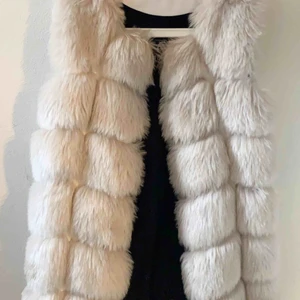  - Pälsväst vit/cream färgad!✨