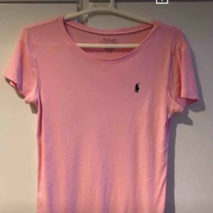  - Ralph lauren T-shirt  Använd 2 gånger, som ny!! Den är ifrån barnavdelningen men är som en S i storlek
