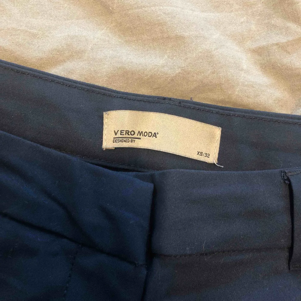 Marinblåa kostymbyxor ifrån Vero Moda. Storlek xs/32 i längden.. Jeans & Byxor.