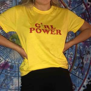 Skön T-shirt med ”girl power” tryck som passar till både S och M. Frakt ingår 🦋
