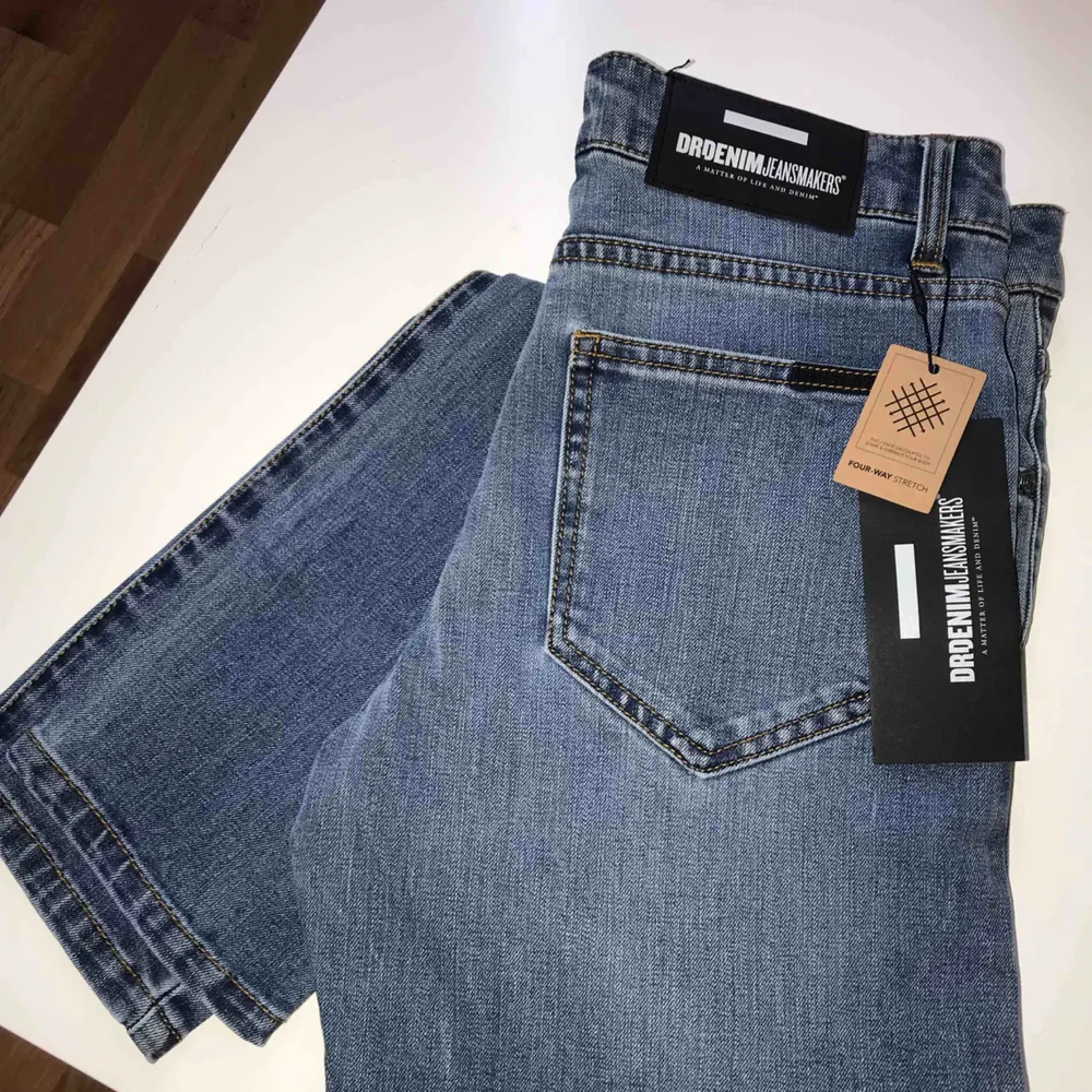Helt nya och helt oanvända blåa jeans ifrån DrDenim. Jeans & Byxor.