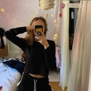  - Stilren ribbat svart långärmad, använd fåtal gånger, den är som ny!😍 säljer då den är för stor på mig som är XS/S! Frakten ligger på ca 18 kr men kan även mötas upp i centrala uppsala😘