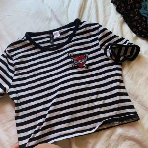  - Croppad tisha från H&M som är ytterst lite använd, som ny dvs och den sitter som en smäck! Säljer då den inte kommer till användning. Frakten ligger på ca 18 kr men kan även mötas upp i centrala Uppsala💓