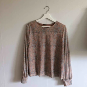  - Lindexblus från vårsäsongen 2019, oanvänd, 94% polyester, 6% elastane, animalprint, https://www.lindex.com/m/se/7869592/?back, Meshtopp