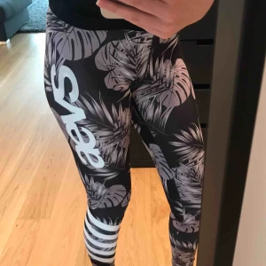  - Säljer mina träningstights från SVEA. Märket har slitits lite men annars bra skick! Möts upp i Stockholm annars står köparen för frakten:)💘