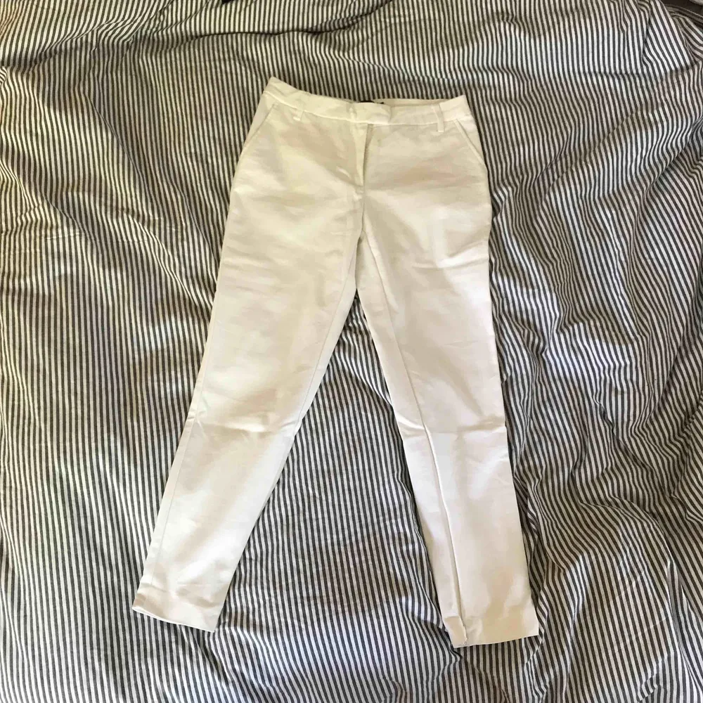Vita kostymbyxor från BikBok. Använda en gång och är i mycket bra skick. Dragkedja nertill och riktiga fickor fram. Vid köp tillkommer fraktkostnad.. Jeans & Byxor.