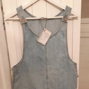  - Helt ny jeansklänning i storlek medium, endast provad!