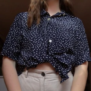  - Säljer denna mönstrade skjortan som e perfekt nu till sommaren! 💙