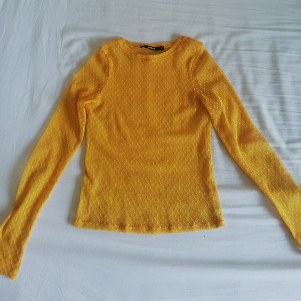 Säljer min supercoola gula mesh tröja billigt! Svincool under en tisha eller bara som den är, säljer då jag behöver pengar :( skriv till mig vid frågor :)) . Toppar.