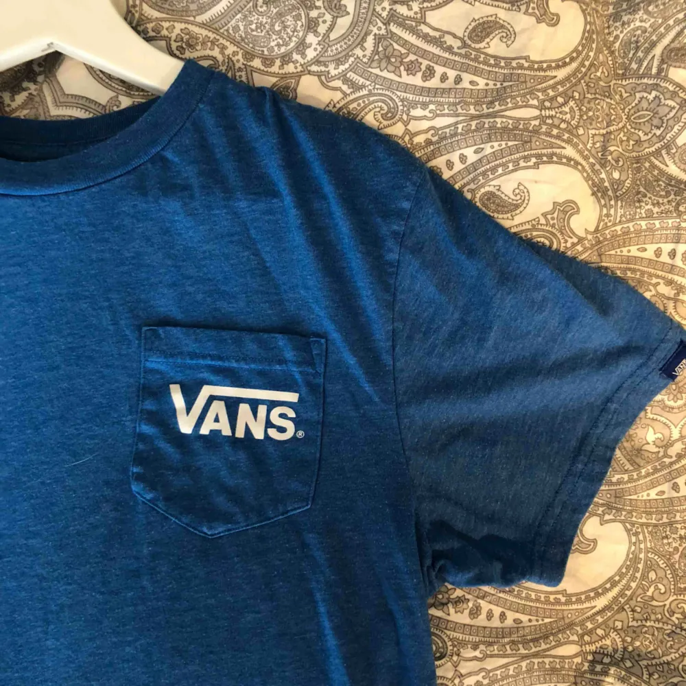 Blå t-shirt från Vans. Fint skick! Köparen står för frakten, endast swish 🌱. T-shirts.