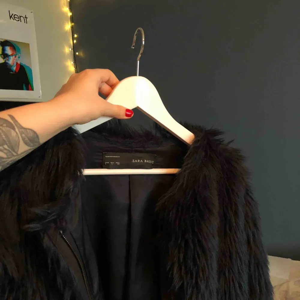 MÖRKBLÅ begagnad fake fur-jacka från Zara! Står storlek L men den sitter mer som en M. Fint skick. Köparen står för frakten, endast swish 🌱. Jackor.