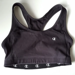  - Svart retro Champion sportbh. Kan skickas om köparen står för fraktkostnaden som blir 36kr.