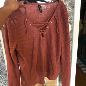  - Sparsamt använd tröja från H&M. Finns i Skåne och kan mötas upp i Lund/Malmö eller Hässleholm, annars står köparen för frakten