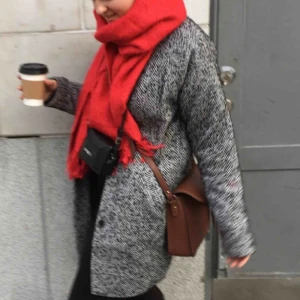  - Kappa från monki i storlek XS, passar dock bra för större storlekar än så (jag har vanligtvis M, för mig bara sitter lite dåligt om jag knäpper den). Köpt för länge sedan men bara använd ibland