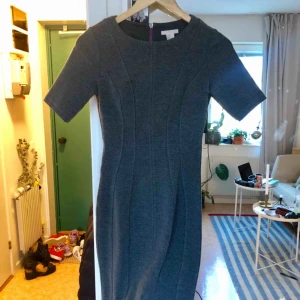  - Hm trend tight klänning med dragkedja i ryggen. Framhäver figuren på ett fint sätt. 