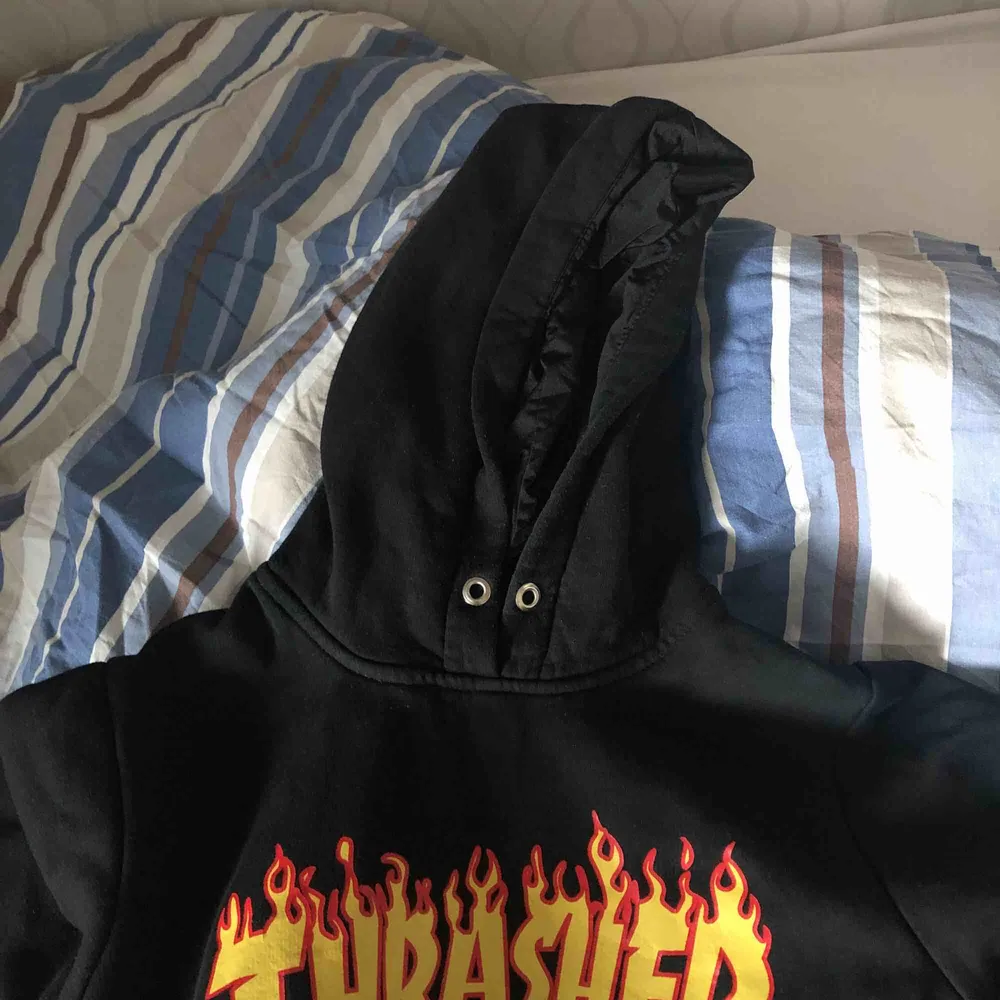 Fake Thrasher hoodie i storlek L men är väldigt liten så skulle säga S/XS. Bra skick, Säljs till högst bud!. Hoodies.
