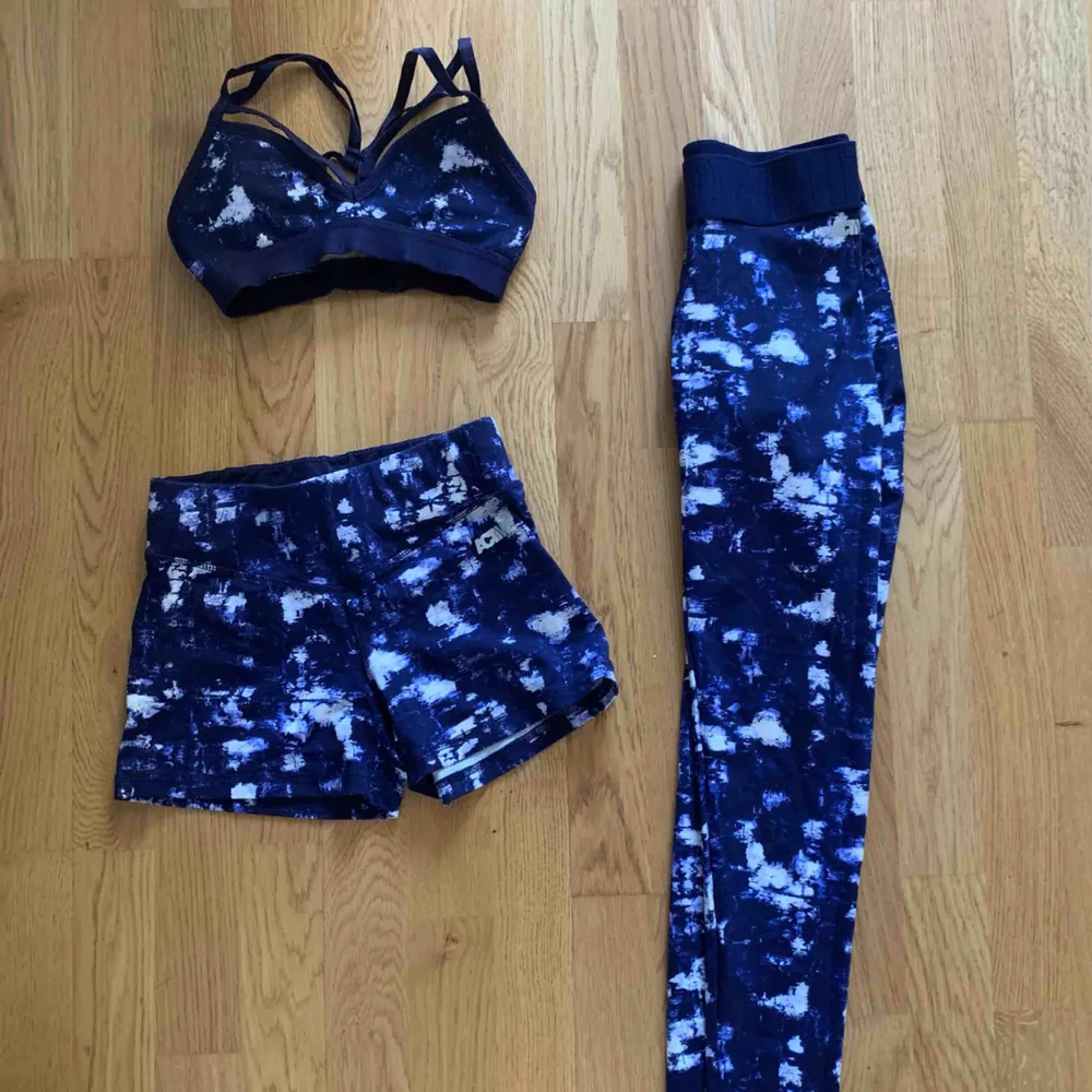 Säljer ett oanvänt tränings kit från GinaTricot som består av: shorts, leggings och en sport-bh/topp. Shortsen och leggingsen är i stl S och sport-bh/toppen är i stl XS. Alla plagg är väldigt stretchiga! Möts upp i Stockholm eller fraktas! 🏃🏽‍♀️. Hoodies.