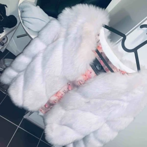  - faux fur pälsjacka, inte äkta päls, använd ett fåtal gånger så i bra skick! Kommer inte till användning så säljer nu denna :) 