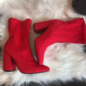  - Stretchiga röda boots som är höga i ankeln, med klack och svart sula! 