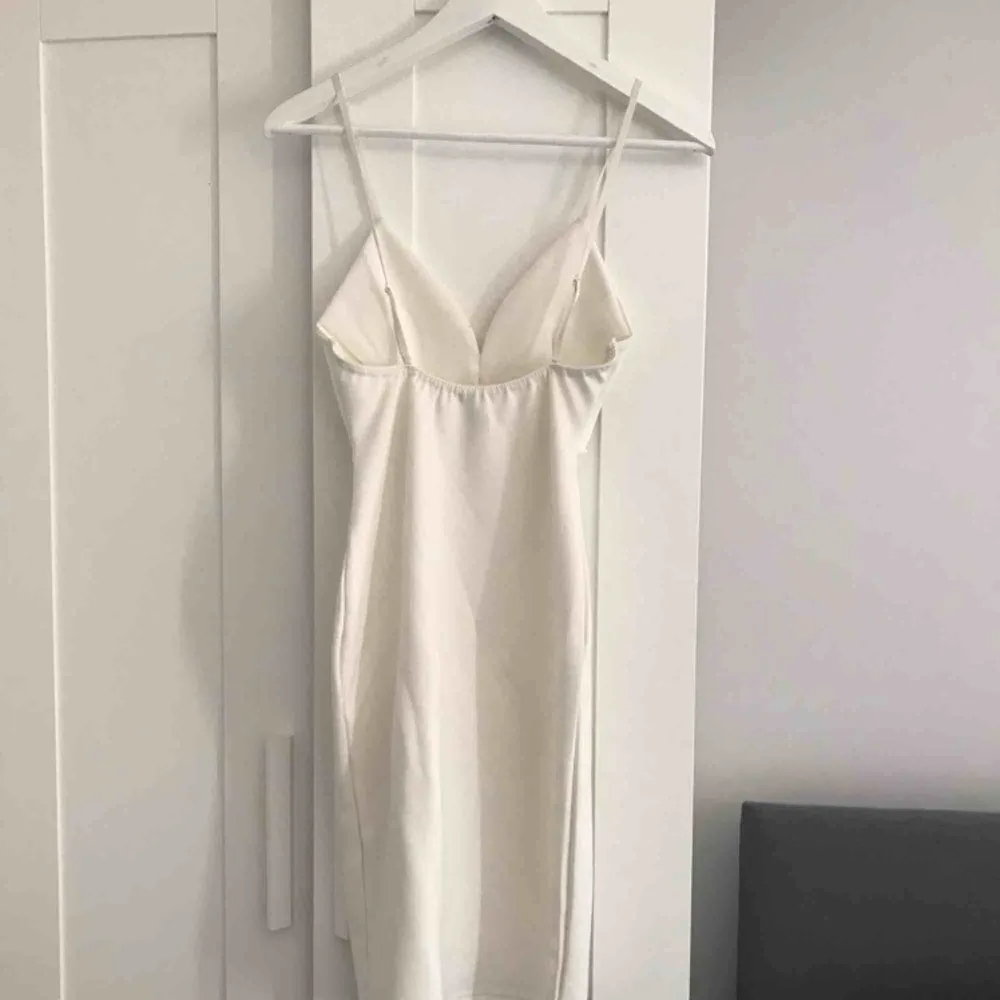 En vit figurnära klänning, stretchigt material ! . Klänningar.