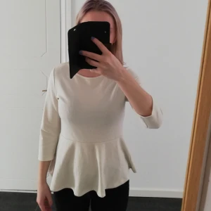  - Krämvit t    op med trekvartsärm, utsvängd nertill och dragkedja bak. Från Vila i storlek M men passar även en S. Använd men i relativt gott skick. Köparen står för frakten 🌷💮