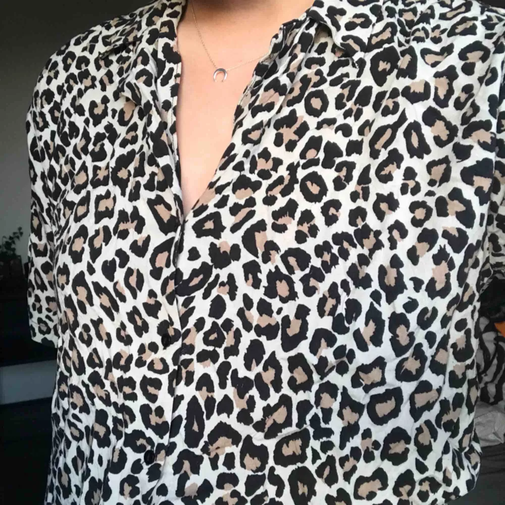 En leopardskjorta med korta ärmar i storlek M. I gott skick och alla knappar fungerande! Märket är Pull&Bear! Hör av er vid intresse/frågor om plagget!🐆  (Swish) frakt ingår.. Skjortor.