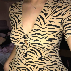  - Favoritblusen i tiger mönster! Säljes pga för liten runt bysten. Blusen är från H&M! Kontakta vid intresse/frågor om blusen!👚frakt ingår (Swish)