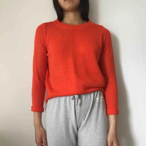  - Fin och bekväm stickad orangeröd tröja från h&m