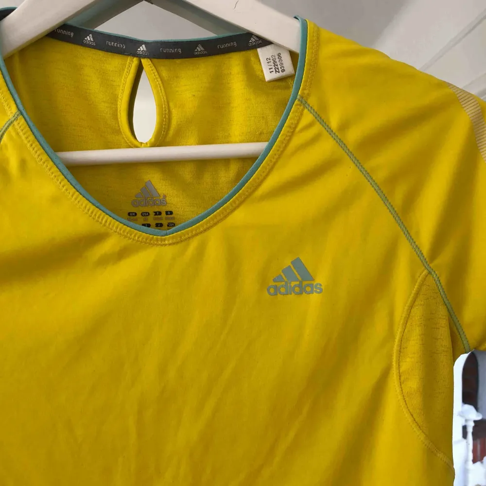 Oanvänd Adidas-tröja i gul 🌞. T-shirts.