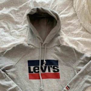  - Hoodie Levis, använd ett fåtal gånger. Passar en XS eller en liten S. 