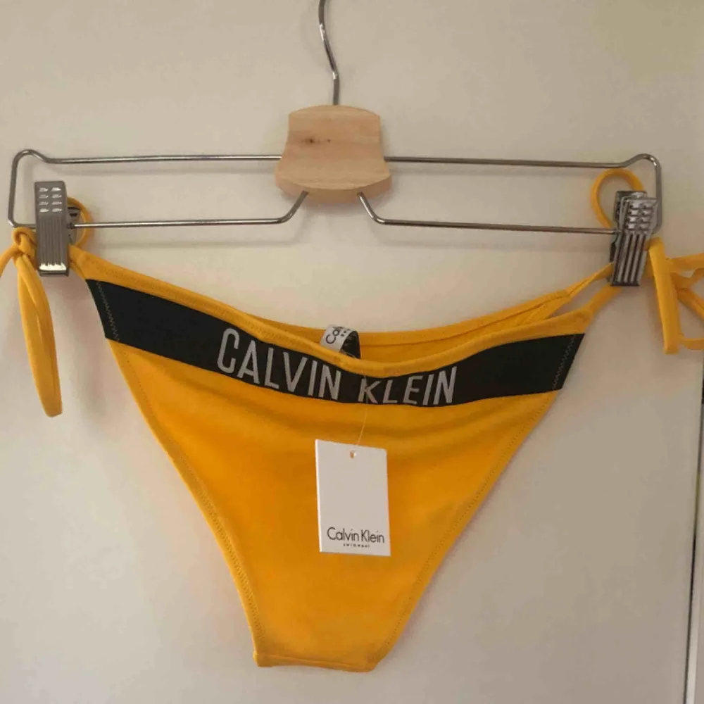 Helt oanvända Calvin Klein bikinitrosor med både prislapp och hygienskydd kvar. Nypris 449 från Urban Outfitters . Övrigt.