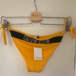  - Helt oanvända Calvin Klein bikinitrosor med både prislapp och hygienskydd kvar. Nypris 449 från Urban Outfitters 