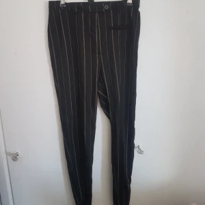  - Ett par oanvända byxor från Monki, köpte dem i julas men de var för små och hann inte gå tillbaka med dem så de har bara legat i garderoben. Nypris 300 kr.  Jätteskönt tyg och de har dragkedjor längst ner på byxbenen.  Köparen står för frakt✨