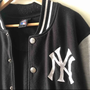  - Majestic New York Yankees baseballjacks. Väl använt skick. Kan hämtas i Uppsala eller skickas 