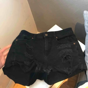  - Snygga jeansshorts passar XS/S bra skick m. snygga slitningar!