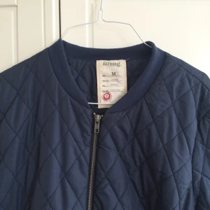 Qviltad jacka från westhill, bilbok. Bomber modell.  - Qviltad jacka från westhill, bilbok. Bomber modell. 