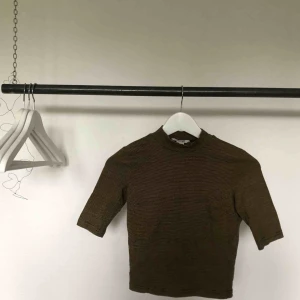  - En fin polo t-shirt från Monki! Svart och gul randig, med tajt passform. För mer bilder är det bara att skriva, frakt tillkommer! 💛🖤