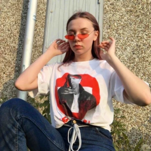  - Oversized Eminem recovery t-shirt. Tyget har en tvättad ”vintage-känsla”. Kommer passa med nästan vad som helst men speciellt med röda detaljer. Frakt inräknad