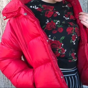  - Röd dunjacka i bra skick Stor i storleken  Köparen står för frakt, kan annars mötas upp i Stockholmsområdet