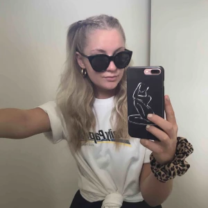  - skit snygga solglasögonen från Gina Tricot, liknar Kat Von D glasögon!! 