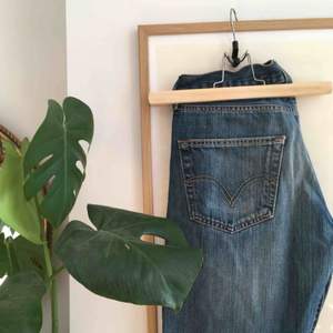 Supersnygga Levis 501 Jeans i fint skick, säljer pga att dom blivit för stora